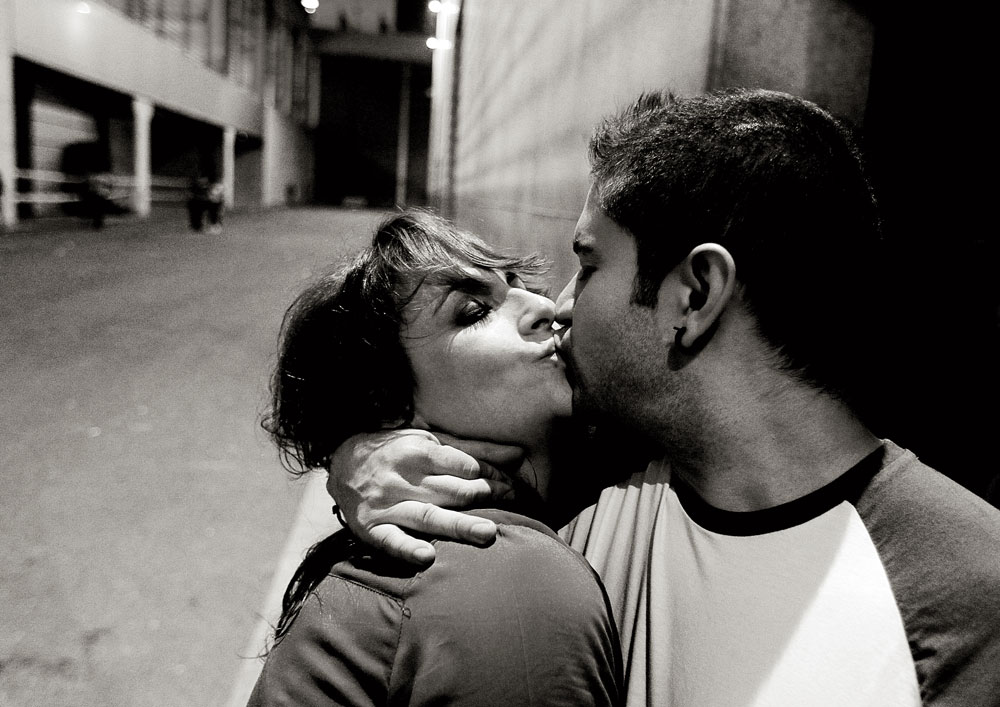 Una pareja se besa durante un festival de música electrónica. Noviembre de 2012.